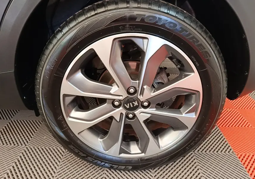 Gros plan sur la jante alliage grise et le pneu Toyo d’un KIA STONIC 1.0 T-GDI 120 DESIGN DCT7 gris clair.