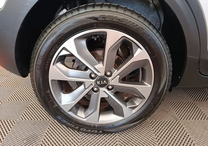 Gros plan sur la roue avant droite du KIA Stonic gris clair, mettant en valeur la jante alliage et le pneu Toyo.