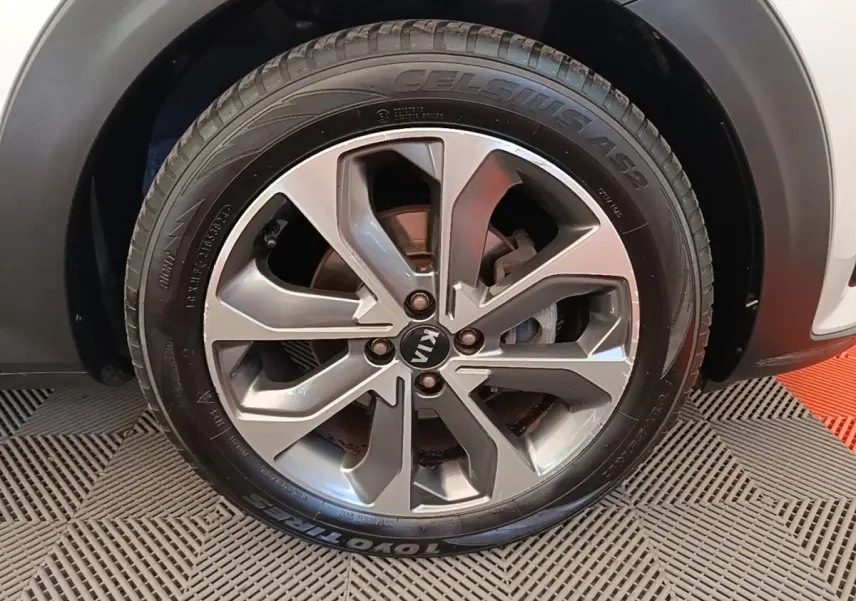 Gros plan sur la roue avant droite avec jante alliage gris du KIA STONIC gris clair 2019.
