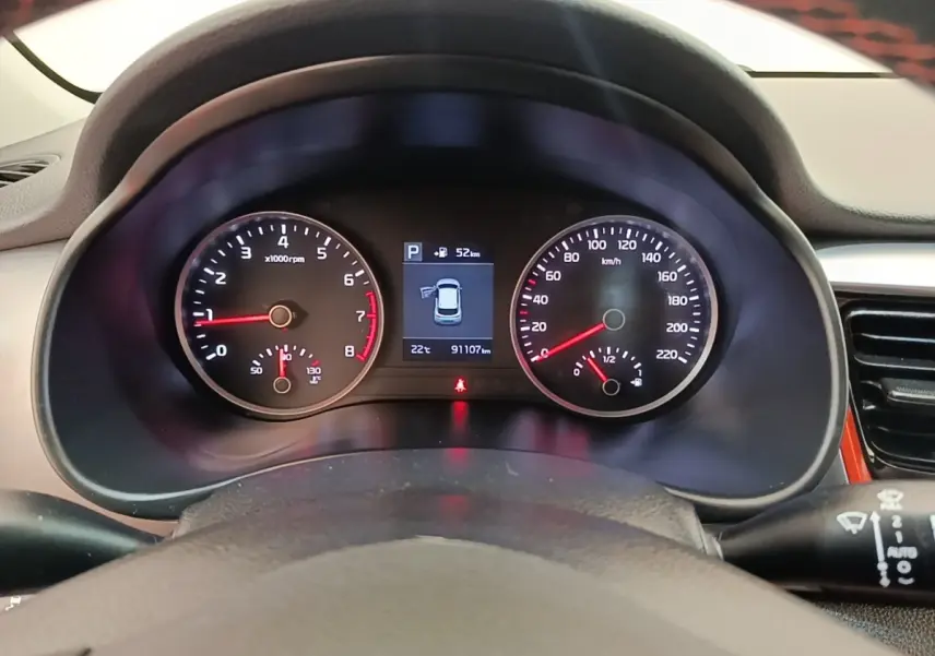 Vue rapprochée du tableau de bord du Kia Stonic 2019, avec compte-tours, compteur de vitesse et écran central digital.