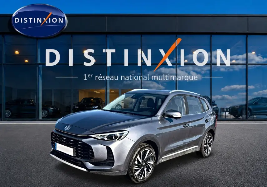 MG Motor ZS 1.5 hybrid gris vu en 3/4 avant droit devant une vitrine Distinxion.