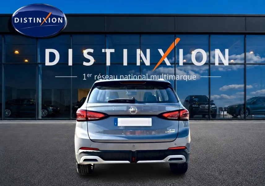 Vue arrière d'un MG Motor ZS gris 1.5 hybrid 197 luxury, avec feux LED et double sortie d'échappement intégrée.