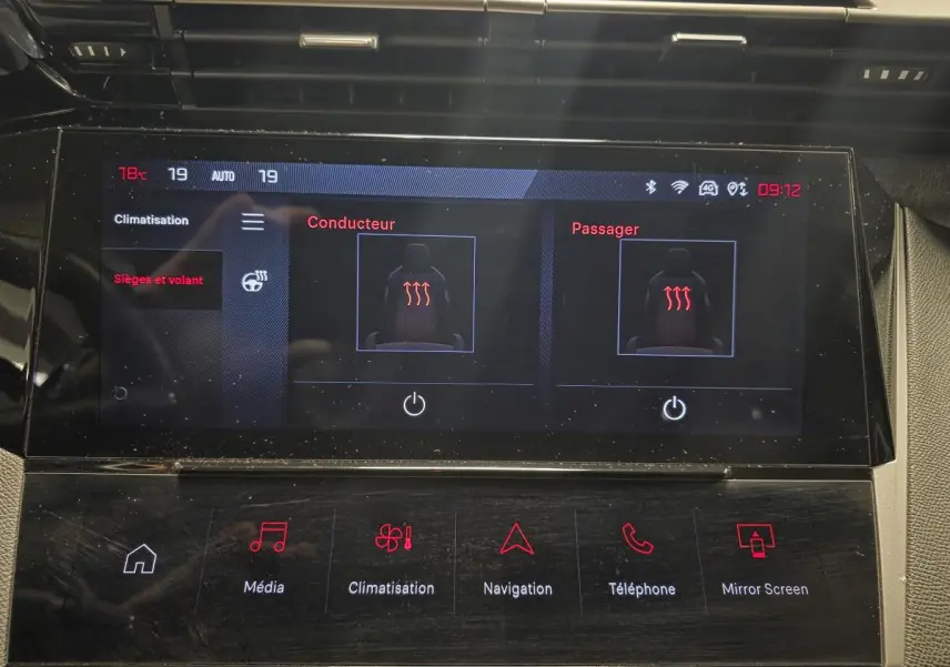 Écran tactile intérieur de la Peugeot 308 SW noir montrant la commande des sièges et volant chauffants.