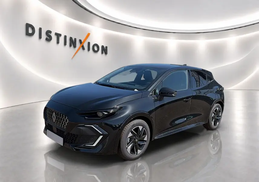 Renault Clio VI noire vue en 3/4 avant droit, avec jantes alliage et calandre distinctive en showroom lumineux.