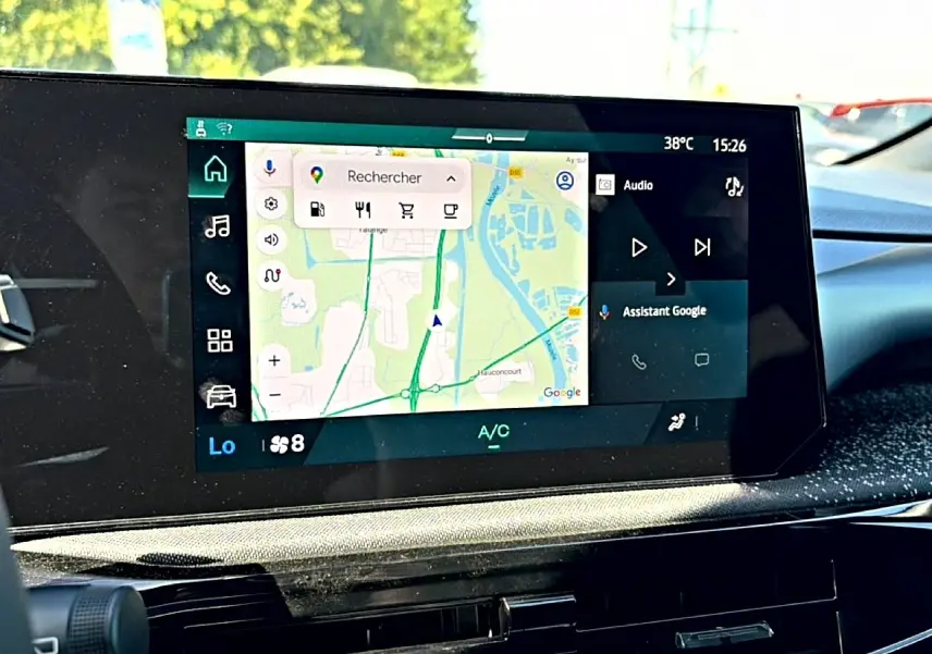 Écran tactile central affichant la navigation GPS dans l'habitacle d'une Renault Clio VI noire.