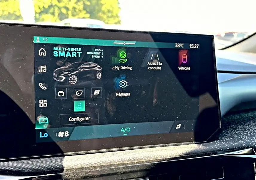 Écran tactile central de la Renault Clio VI noir montrant le menu Multi-Sense Smart en intérieur jour.
