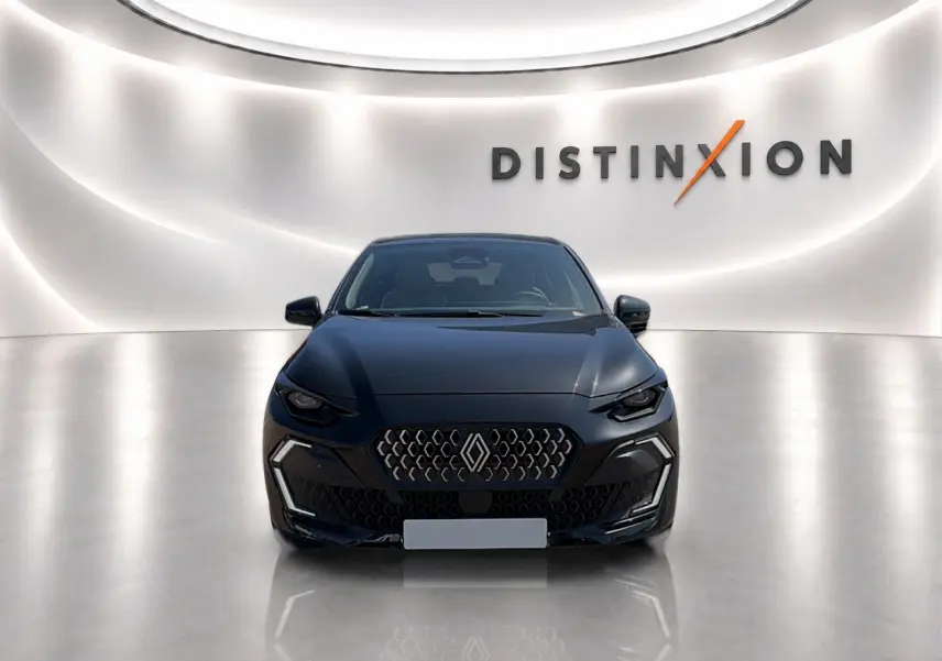 Vue avant d'une Renault Clio VI noire, avec calandre distinctive et éclairage LED, sur fond blanc lumineux "Distinxion".