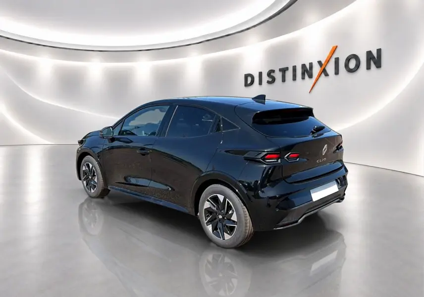 Renault Clio VI noire vue en 3/4 arrière droit, avec feux arrière LED et jantes alliage distinctives.