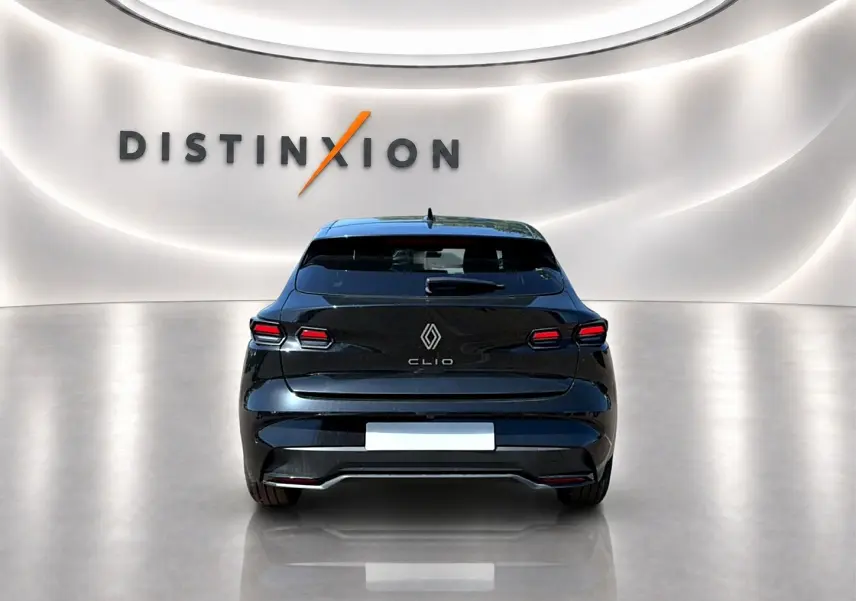 Vue arrière d'une Renault Clio VI noire 2026 dans un showroom avec logo Distinxion en arrière-plan.
