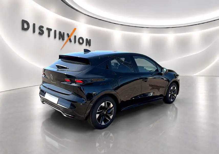 Renault Clio VI noire vue en 3/4 arrière droit dans un showroom lumineux avec jantes alu distinctives.