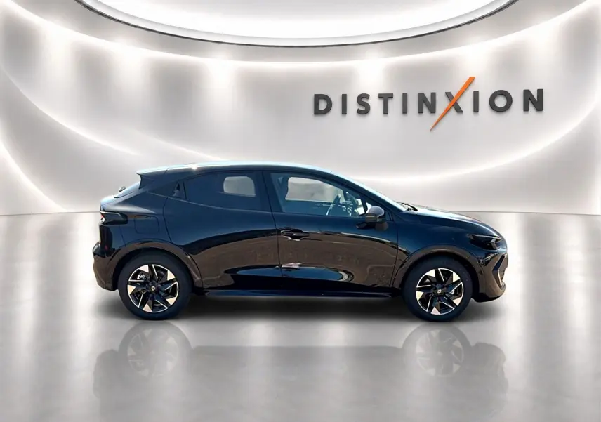 Profil droit de la Renault Clio VI noire 2026 avec jantes alu et lignes épurées en arrière-plan lumineux "Distinxion".