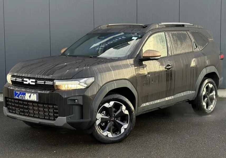 Vue 3/4 avant droit du Dacia Bigster 2025 noir nacré avec jantes alliage et toit panoramique visible