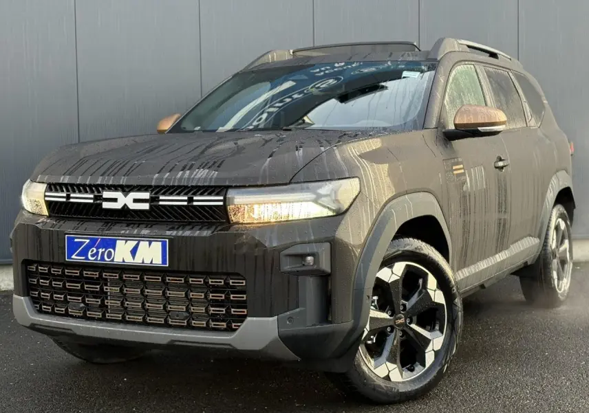 Vue 3/4 avant du Dacia Bigster noir nacré 2025 avec jantes alliage noires et rétroviseurs bronze.