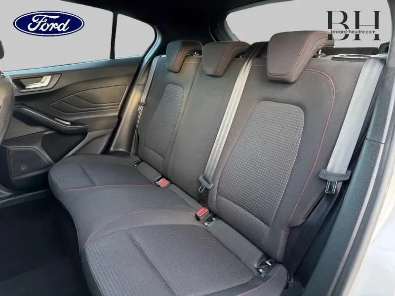 Vue intérieure côté droit montrant la banquette arrière en tissu noir avec surpiqûres rouges de la Ford Focus gris lunaire 2019.
