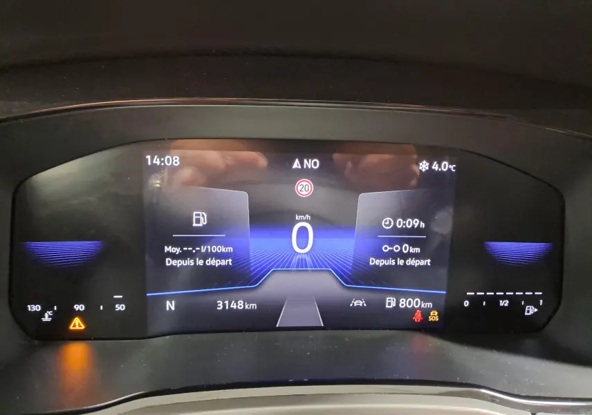 Tableau de bord numérique du Volkswagen Touran 2025 affichant vitesse, autonomie et température extérieure à 14h08.