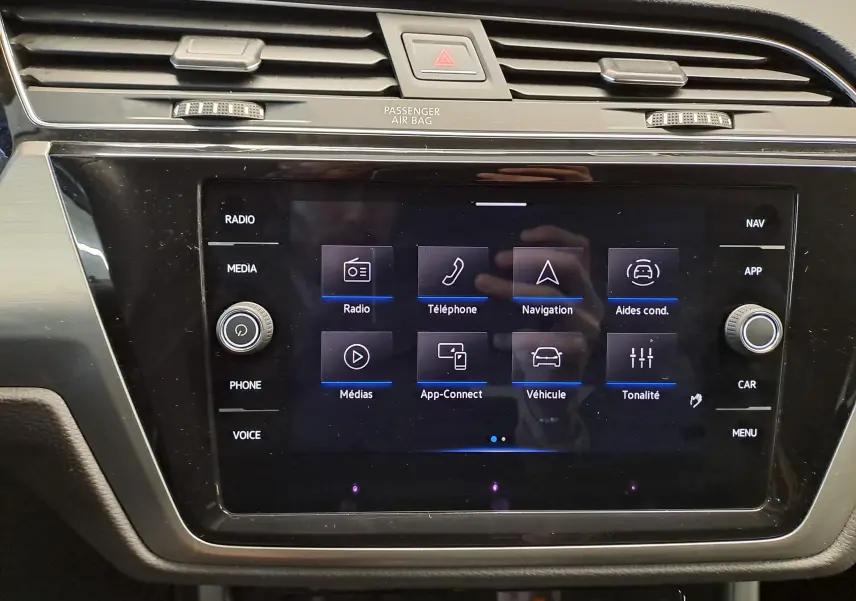 Vue rapprochée de l'écran tactile central du Volkswagen Touran 2025 avec interface multimédia et commandes tactiles.