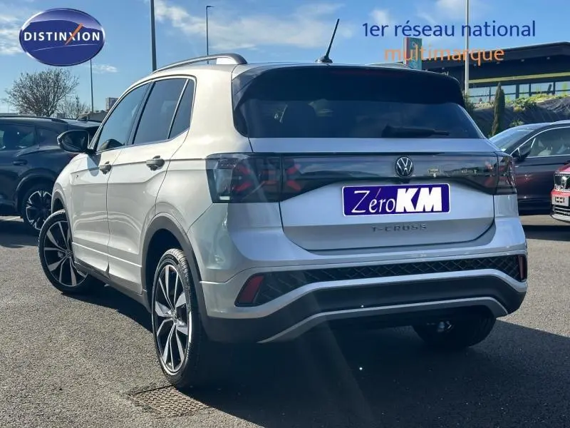Volkswagen T-Cross 2025 R-Line en Reflet d'Argent métallisé, vue 3/4 arrière droite avec jantes noires distinctives.