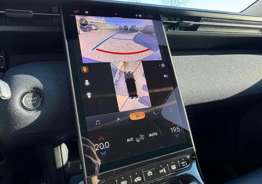 Écran tactile central vertical montrant la caméra de recul dans l'habitacle du Citroën C5 Aircross blanc.