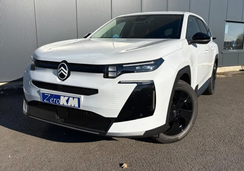 Vue 3/4 avant droite du Citroën C5 Aircross blanc Okenite avec jantes noires et calandre noire distinctive.