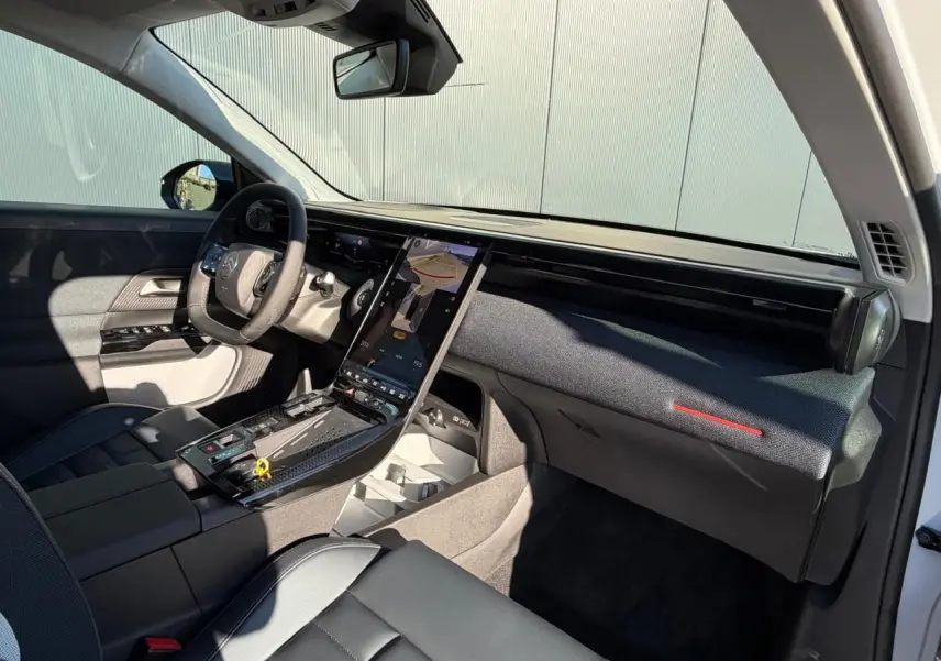 Intérieur avant droit du Citroën C5 Aircross blanc, planche de bord avec écran tactile vertical et sellerie noire.