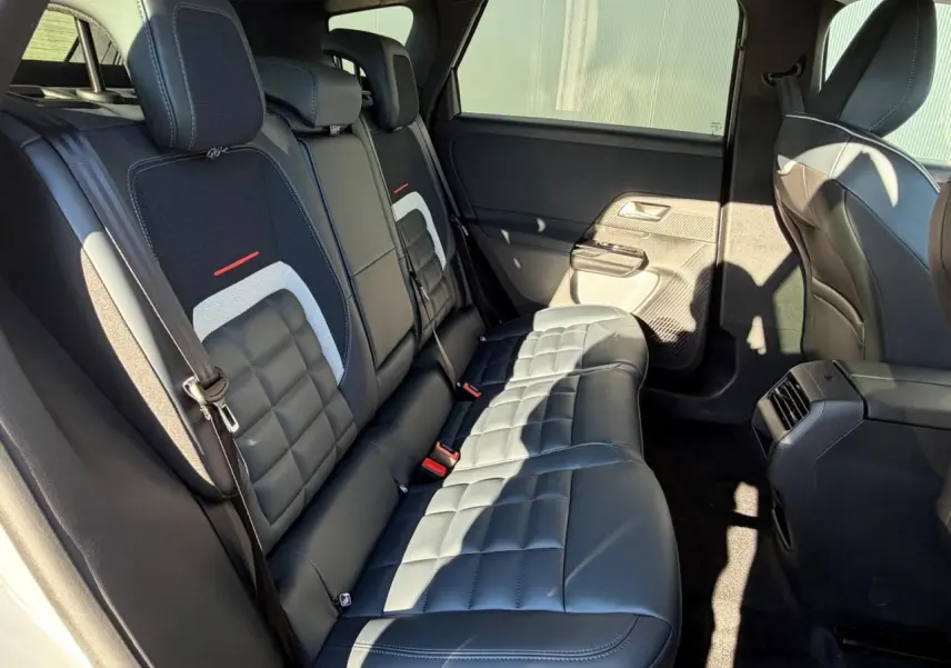 Vue côté droit de la banquette arrière en cuir noir avec surpiqûres et inserts textiles du Citroën C5 Aircross 2026.
