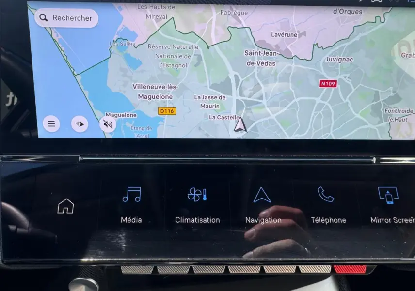 Vue rapprochée de l’écran tactile central du Peugeot 308 Hybrid 136 e-DCS6 Allure 2024, affichant la navigation GPS.