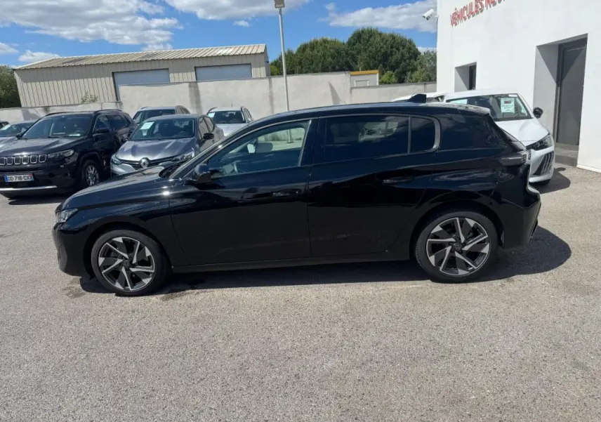 Peugeot 308 Hybrid noir vue de profil côté gauche, avec jantes alliage 17 pouces et vitres teintées.