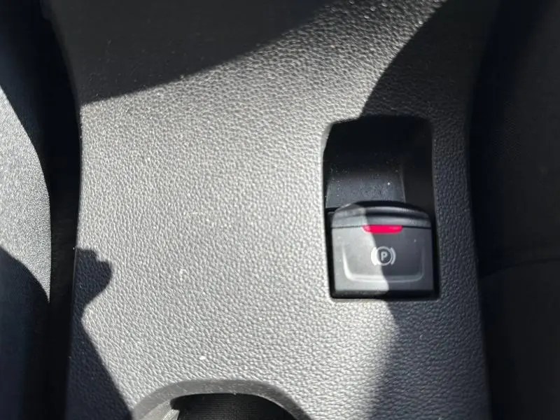Gros plan sur l'interrupteur de frein de parking électrique dans l'habitacle du Dacia Sandero Stepway 2025.