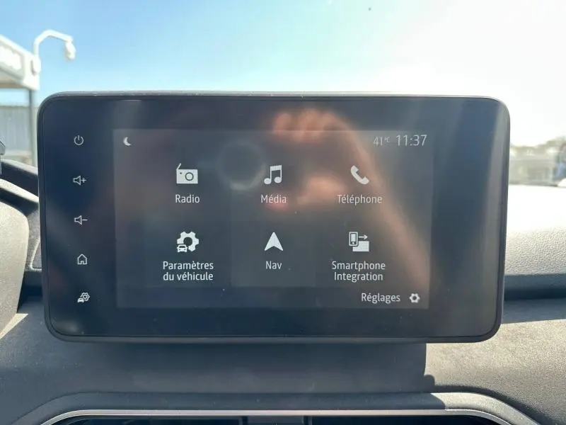Écran tactile central du tableau de bord de la Dacia Sandero 2025, affichant le menu multimédia.