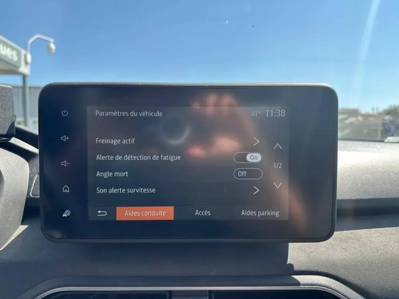 Écran tactile central du tableau de bord de la Dacia Sandero 2025 affichant les paramètres d’aides à la conduite.