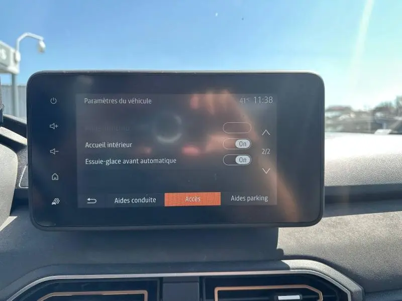 Écran tactile central du tableau de bord de la Dacia Sandero 2025 affichant les paramètres du véhicule.