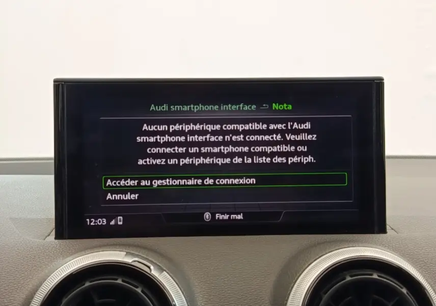 Écran tactile central de l'Audi Q2 noir 2021 affichant le menu de connexion smartphone, entouré de deux aérateurs ronds.