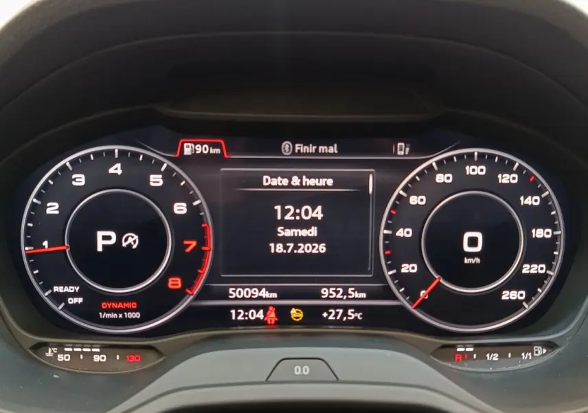 Vue rapprochée du tableau de bord numérique de l'Audi Q2 noir, affichant la vitesse, le compte-tours et la date.