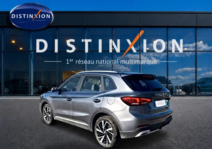 Vue 3/4 arrière droite du MG Motor ZS gris 2026 avec jantes alliage et feux arrière LED distinctifs.