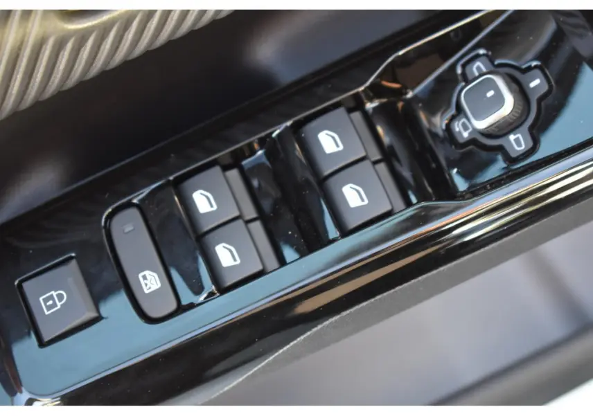 Gros plan sur les commandes des vitres et rétroviseurs côté conducteur du Citroën C5 Aircross blanc 2026 hybride.