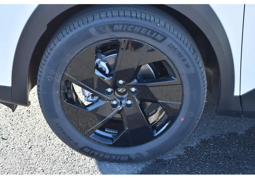 Gros plan sur la roue avant droite du Citroën C5 Aircross blanc avec jante alliage noire brillante 19 pouces.