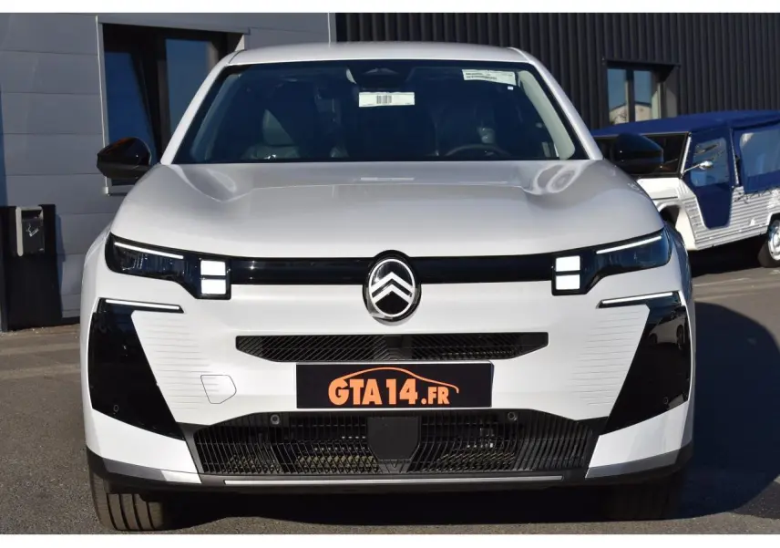 Vue avant d'un Citroën C5 Aircross blanc 2026 avec phares LED et calandre noire distinctive.