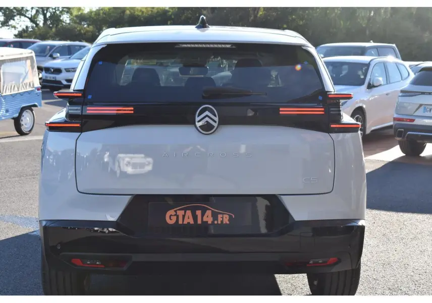 Vue arrière d'un Citroën C5 Aircross blanc avec feux LED horizontaux et hayon noir brillant.