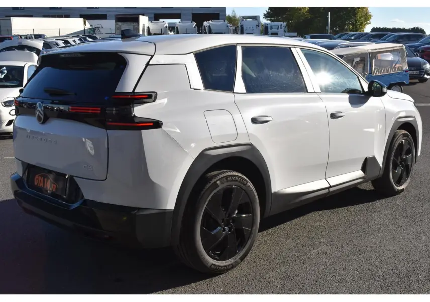 Vue 3/4 arrière droite d'un Citroën C5 Aircross blanc avec jantes noires et feux arrière LED distinctifs.