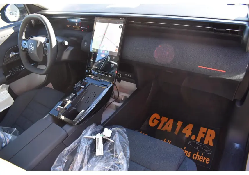Intérieur avant droit du Citroën C5 Aircross hybride 2026 avec écran tactile vertical et volant multifonctions.