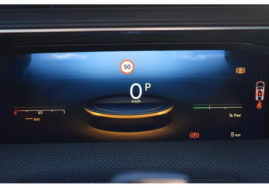 Affichage numérique du combiné de bord du Citroën C5 Aircross hybride, avec indication vitesse et limite 50 km/h.