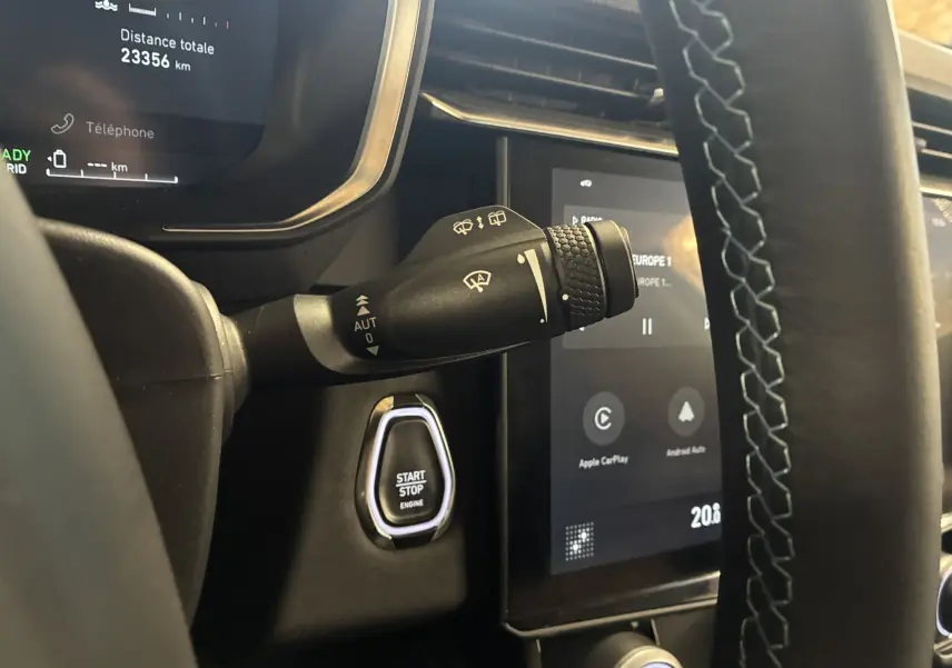 Gros plan sur la manette d’essuie-glace et le bouton start/stop du tableau de bord intérieur du Lynk & Co 01 bleu 2023.