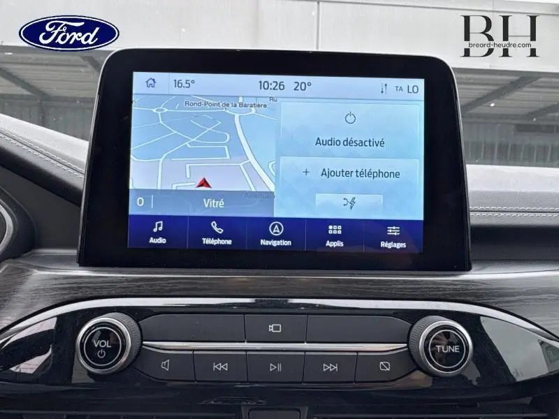 Écran tactile central du tableau de bord du Ford Kuga 2022 affichant la navigation et les options audio.