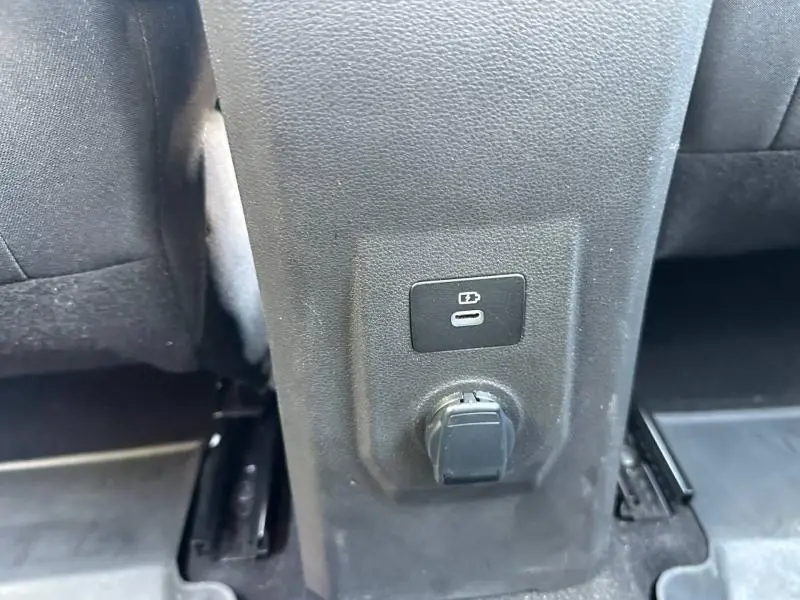 Prise USB-C et prise 12V sur la console centrale arrière d’un Dacia Sandero Vert Cèdre métallisé 2025.