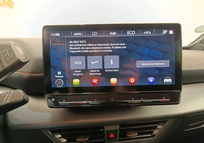 Écran tactile central affichant le menu d'assistance dans l'habitacle d'une CUPRA BORN gris foncé.