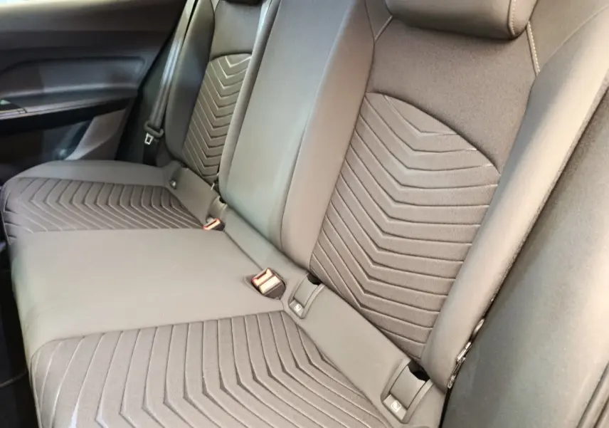 Vue rapprochée de la banquette arrière gris foncé de la CUPRA BORN 230ch avec ceintures et fixation Isofix visibles.