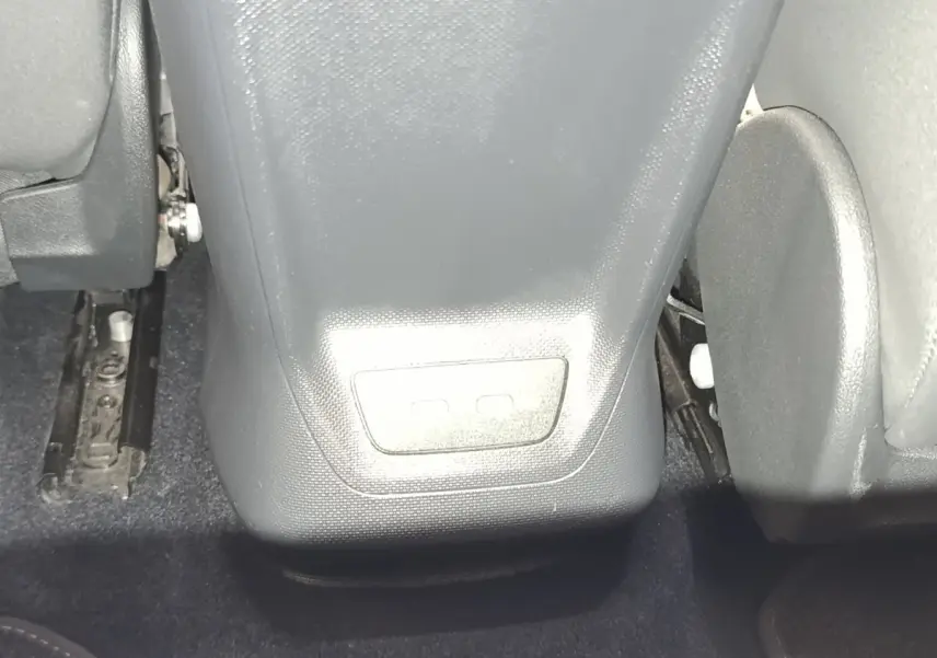 Vue rapprochée de la console centrale arrière noire et des sièges gris foncé du CUPRA Born 230ch électrique.