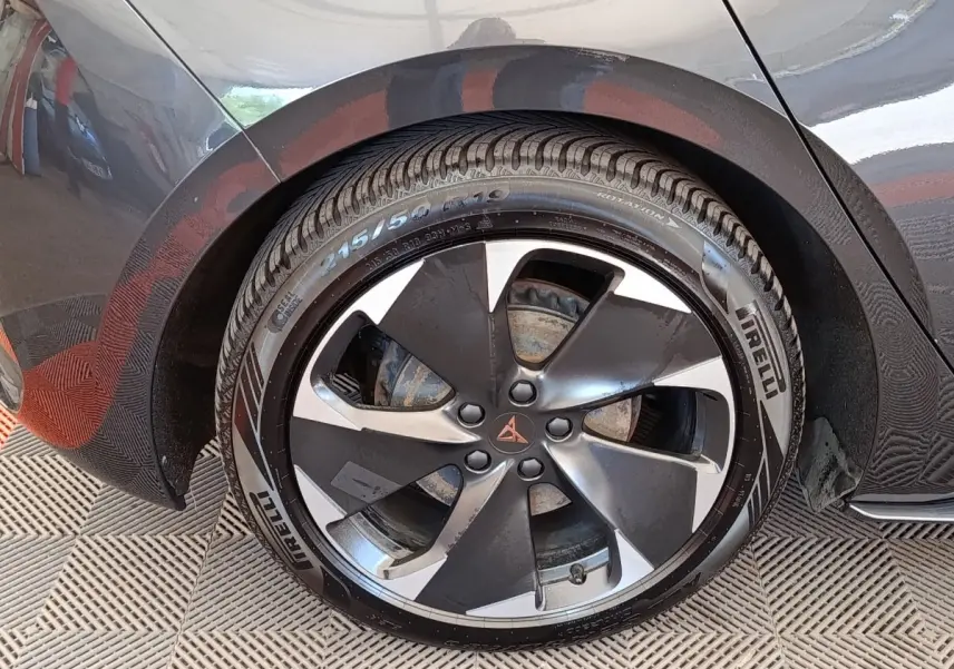 Gros plan sur la roue arrière droite d’une CUPRA Born gris foncé avec jante alliage bicolore et logo CUPRA central.