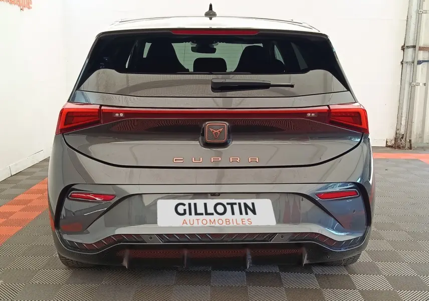 Vue arrière d'une CUPRA Born gris foncé 2023 avec feux LED et logo CUPRA lumineux au centre du hayon.