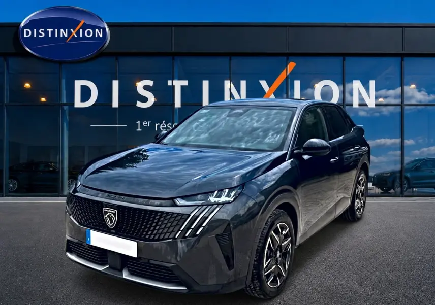Peugeot 3008 gris titane en 3/4 avant droit, avec calandre noire et feux LED caractéristiques.